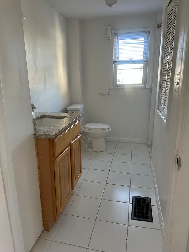 Photo - 131 Sayre St Unidad 2nd Fl