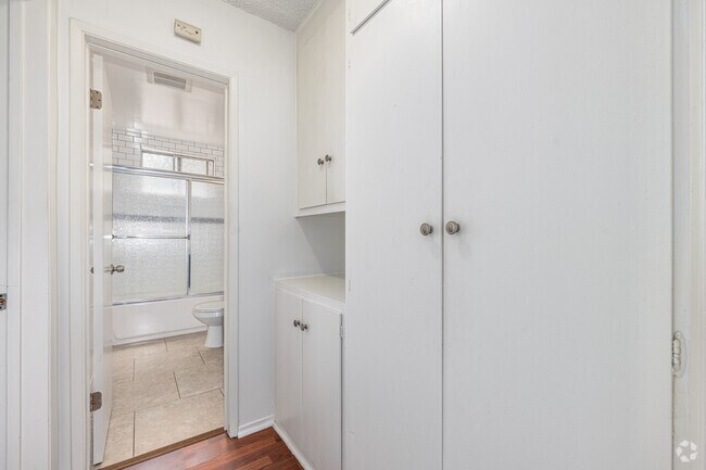 1 dormitorio, 1 baño - 800 pies cuadrados - Ropa de cama
