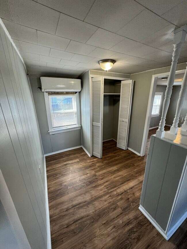 Photo - 868 Midland Ave