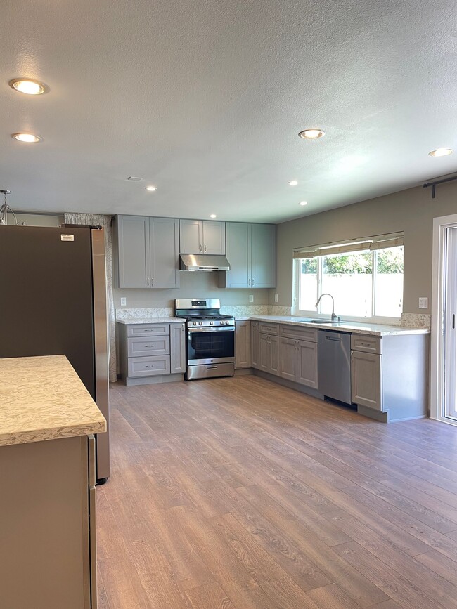 Photo - 1657 Cayton Ave
