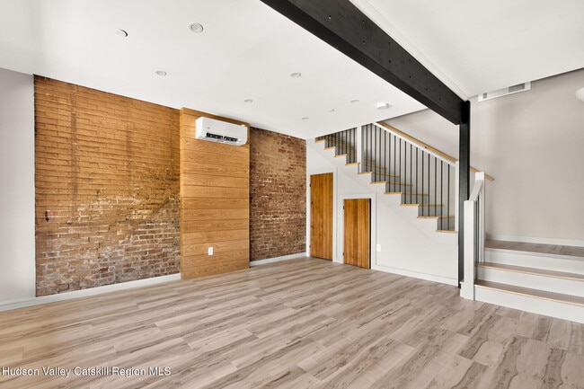 Photo - 176 Hudson St