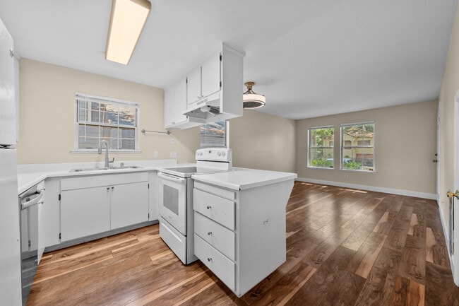 Photo - 321 T St