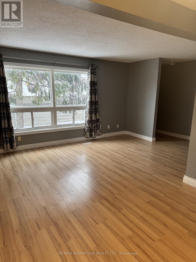 Photo - 89 Highview Ave E