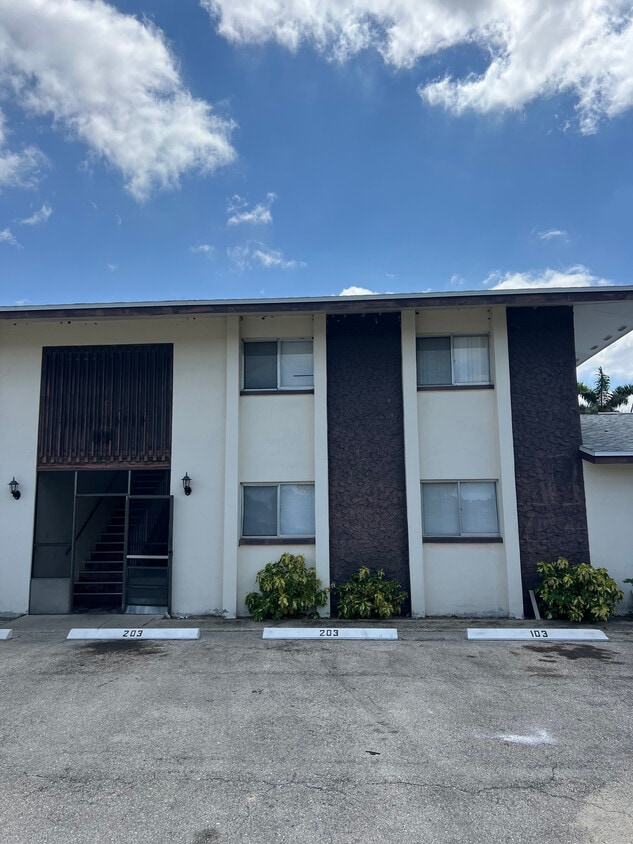 Exterior of building - 1135 Southdale Rd (Fort Myers, FL)