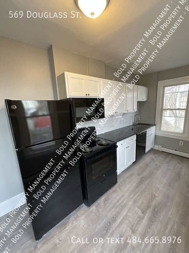 Photo - 569 Douglass St