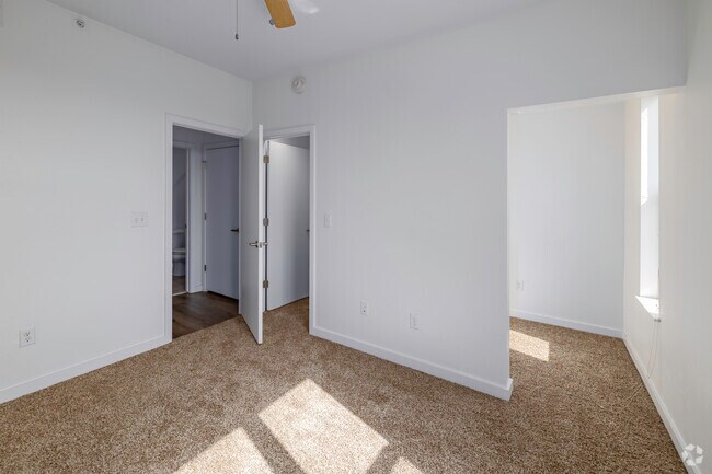 1BR, 1BA - 662SF - Bedroom