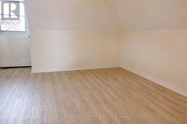 Photo - 3 Wentworth St S