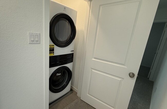 Building Photo - 913 Pertuso Ln