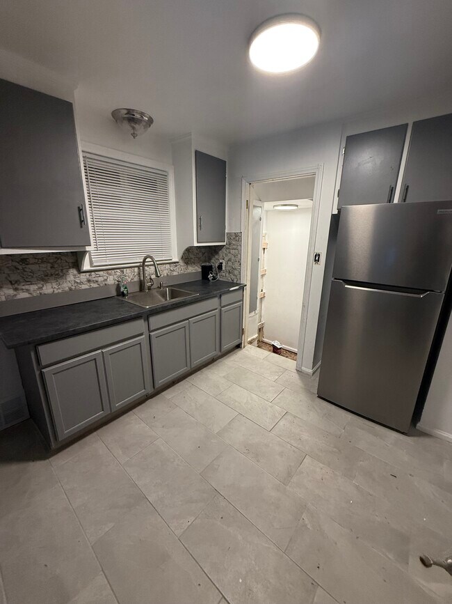 Photo - 16083 Manning St