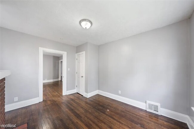 Photo - 2 br, 1 bath Duplex - 3035 West 116th Stre...