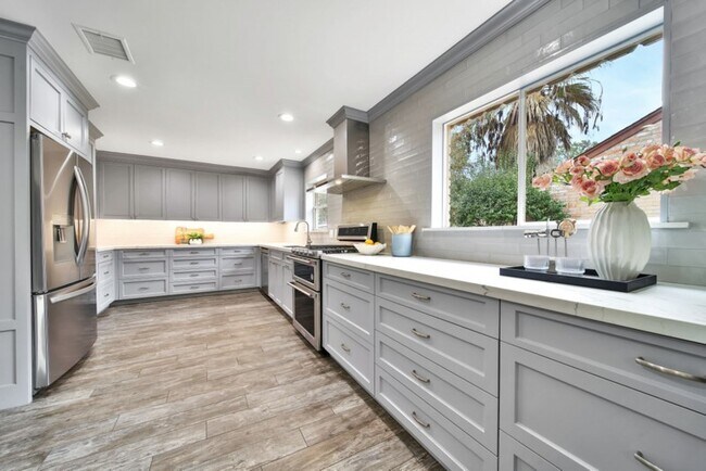 Building Photo - 10042 Briar Forest Dr