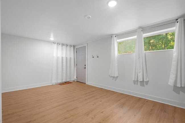Building Photo - 136 Locust St Unit 2