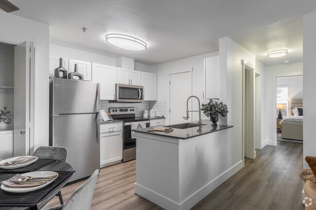 2BR, 1BA - 810SF - Kitchen
