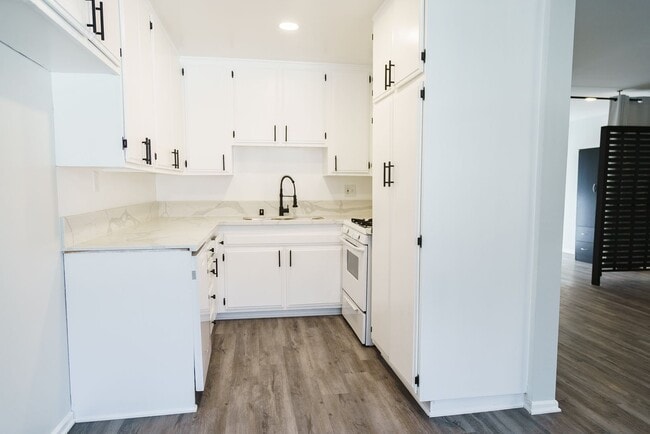 Photo - 18407 Dearborn Street