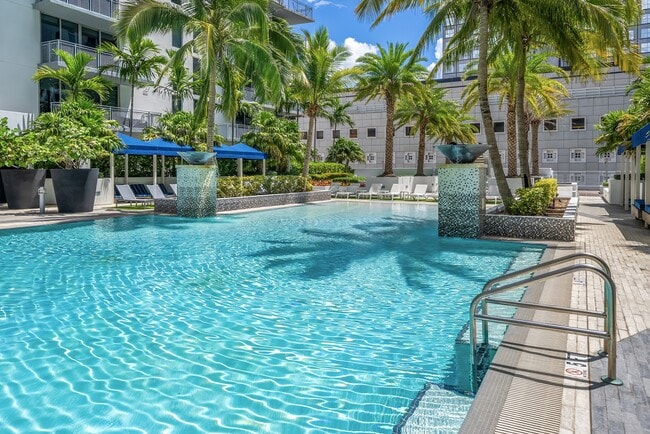Una piscina reluciente al estilo de un resort.