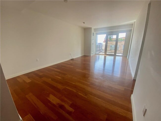 Photo - 100 W Exchange St Unidad #1402