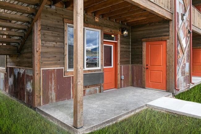 Building Photo - 6240-6243 Three Needles Ln