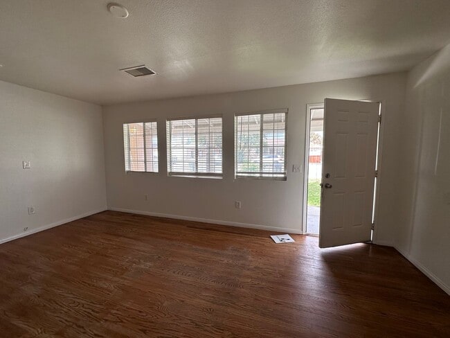 Photo - 1093 Johns Rd