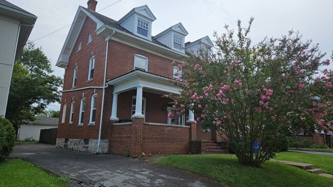 738 Summit Ave