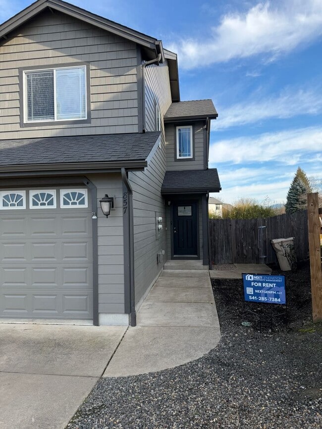 Photo - Newer 3 bedrooms 2.5 bathroom townhouse! MOVE IN SPECIAL!