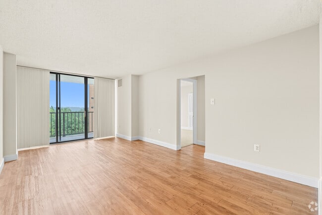 A7 - 1BR, 1BA - 750SF - Living Room - Ellicott House