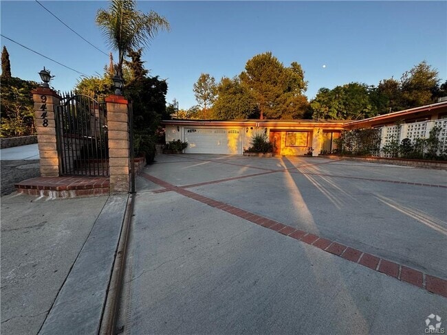 Building Photo - 9448 Charrick Dr Rental