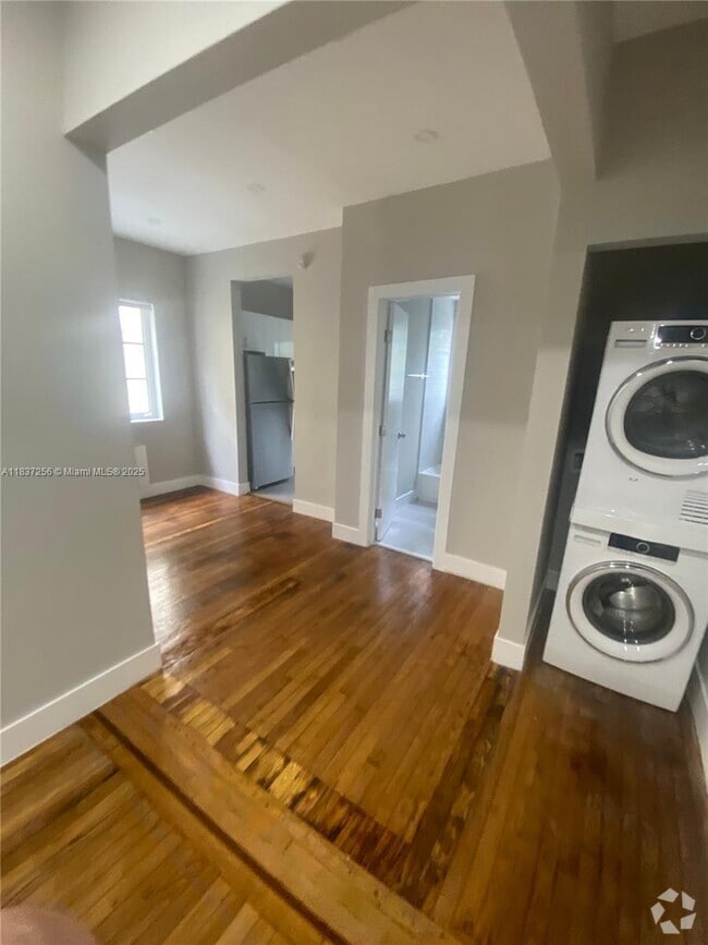 Building Photo - 320 25th St Unit 9 Rental