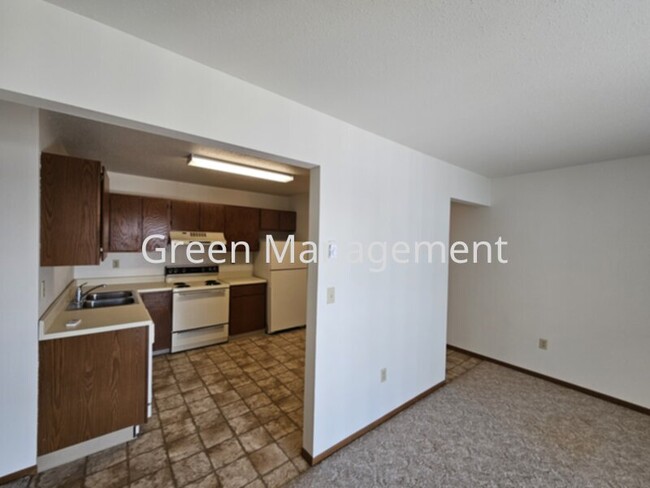Building Photo - 2 Bedroom top floor with balcony Rental