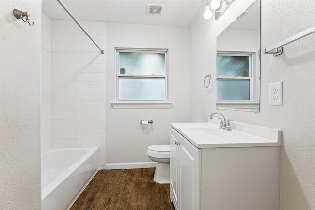 Photo - 3810 Grennoch Ln