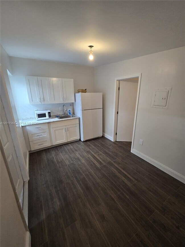 Building Photo - 6221 SW 2nd St Unit 1