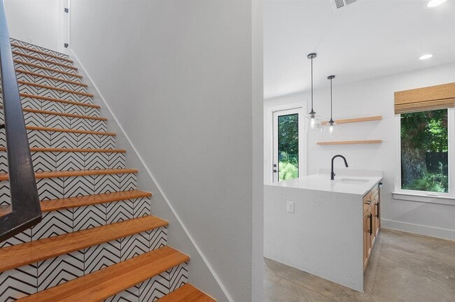 Photo - 913 Mansell Ave