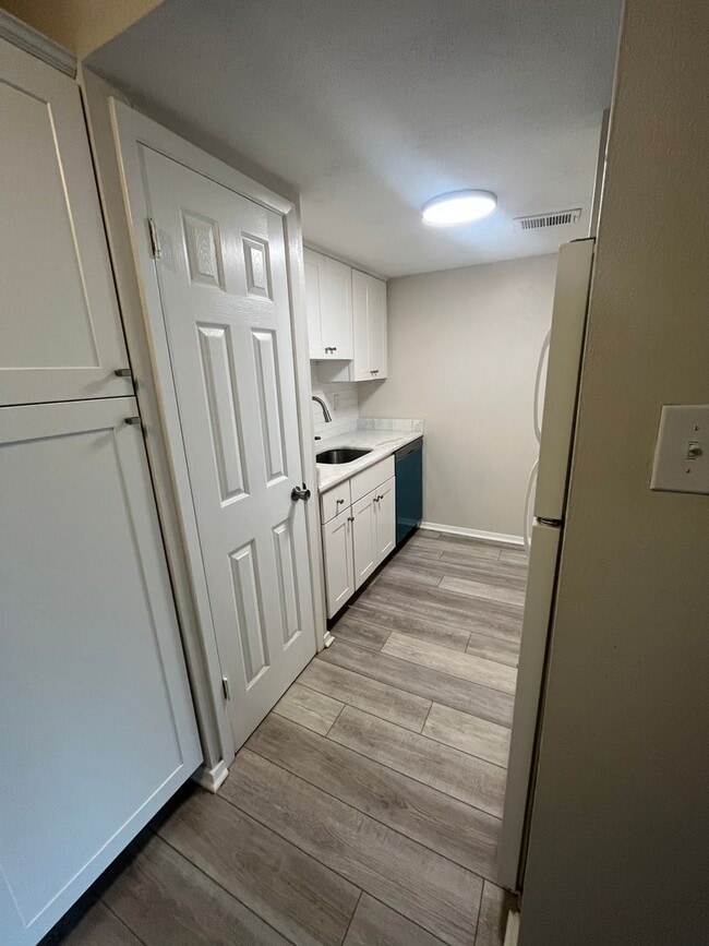 Photo - Condominium in Greenbrier. Available immediately! Conveniently located near the U of M. Newly ren...