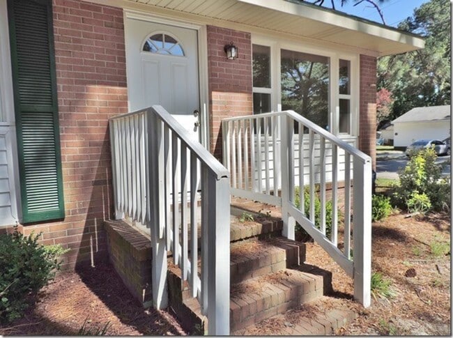 Photo - 310 Forrest Rd W