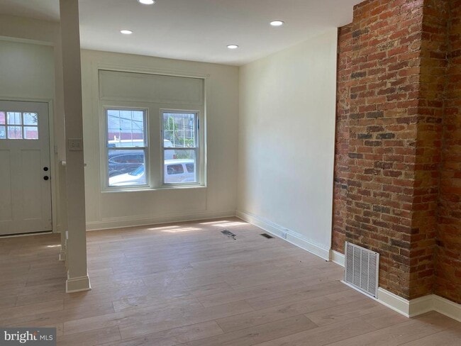 Photo - 823 Hutton St