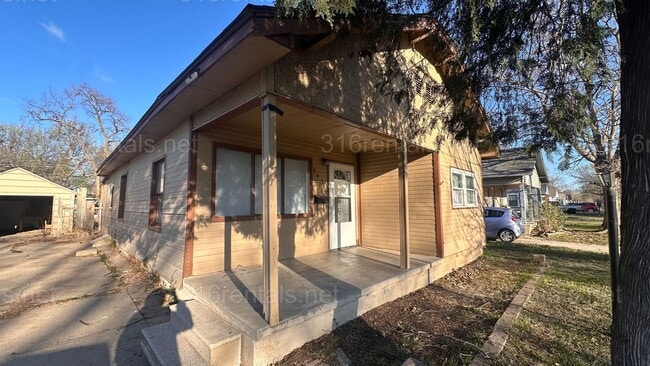 Photo - $1150- 3 bed 1 bath - Single Family Home with a fenced back yard!