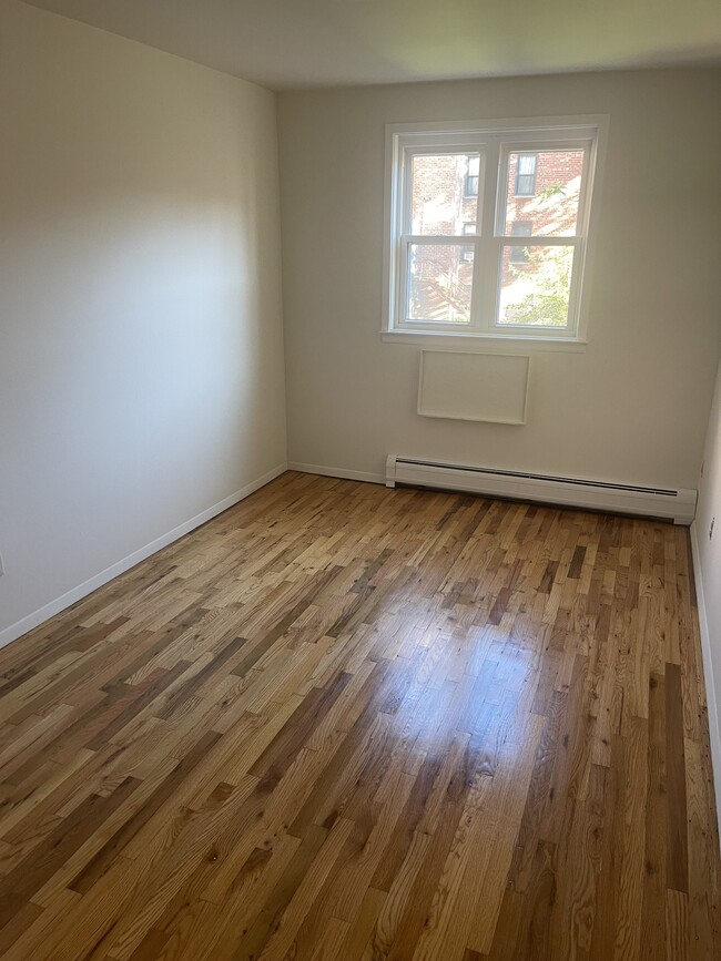 Photo - 14911 Roosevelt Ave Unit 2 Floor