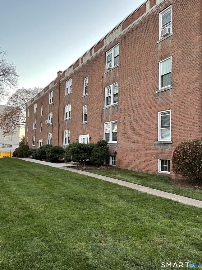 Building Photo - 890 Farmington Ave Unit 890D