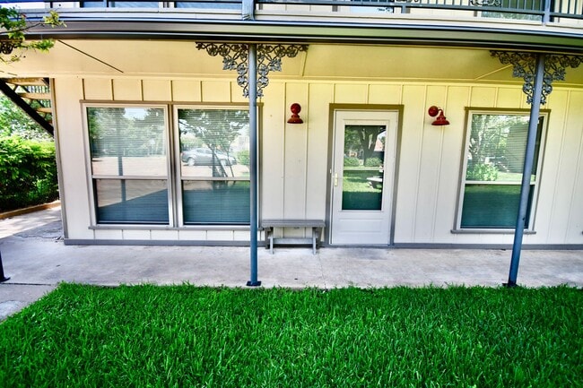 Building Photo - ****MOVE IN SPECIAL **** FOR LEASE! 2Bedroom - 1 Bath