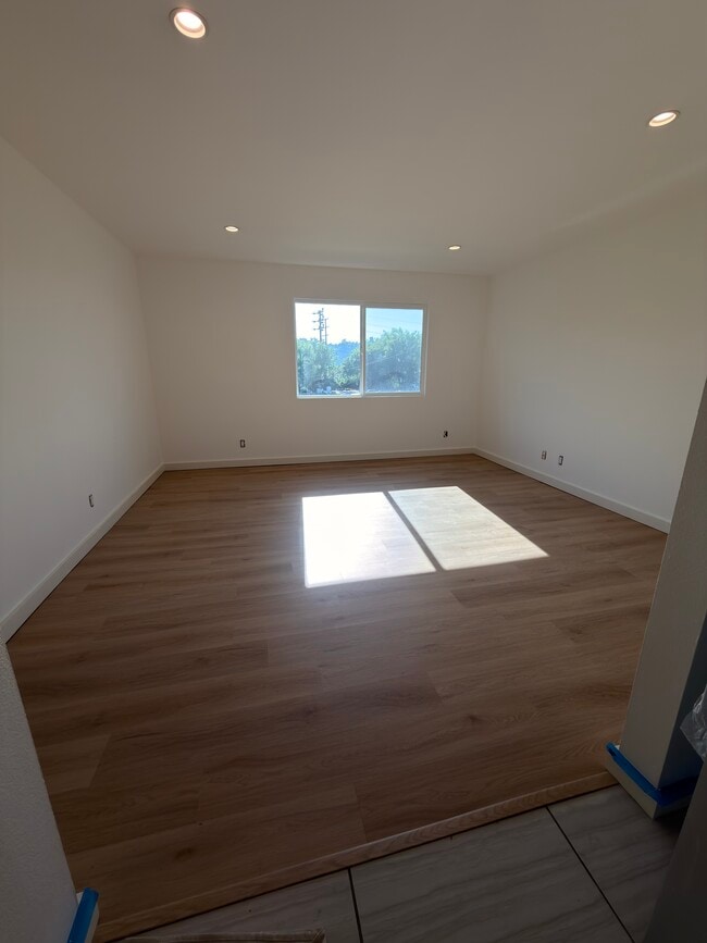 Livingroom b rev - 3019 Chaucer St Unit 3019