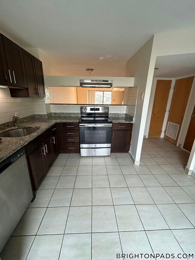 Building Photo - 148 N Beacon St Rental