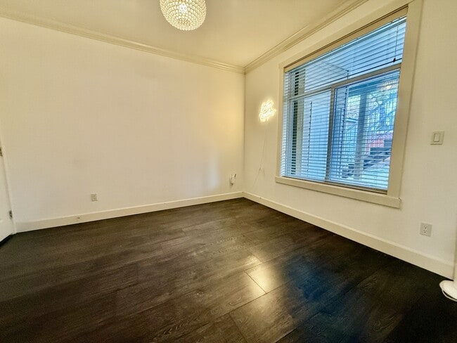 Photo - 13275-13290 90 Ave