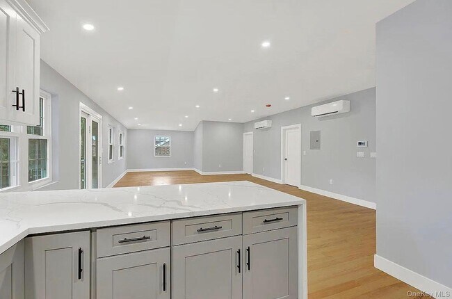 Photo - 110-41 172nd St