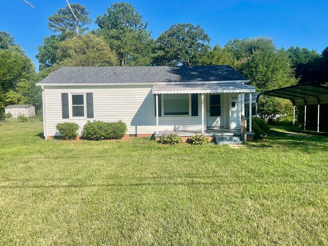 Building Photo - Rose213 in Mount Holly’s Catawba Heights area is a well-maintained 2-bedroom, 1-bath home