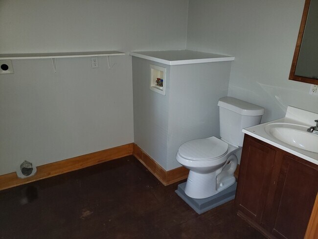 Photo - Spacious 2-level apartment with 1 bedroom and 2 full baths located in Kansas City, MO.
