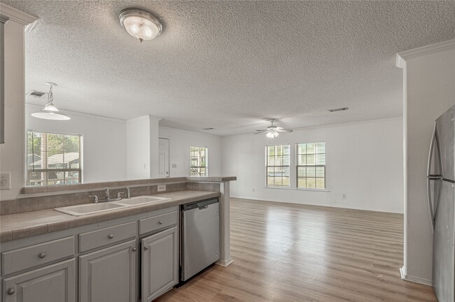 Photo - 112 Varsity Dr