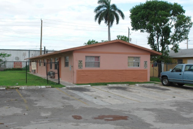 Building Photo - 2 Bedroom in Fort Lauderdale Unit Apt 4
