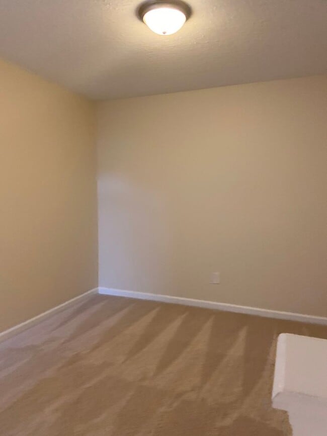 Photo - ~~~ Like New 4 Bedroom Townhome  ~~~