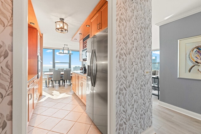 Photo - 1560 N Sandburg Terrace Unidad 4302