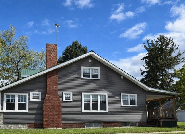 Photo - 2057 Maple Ave