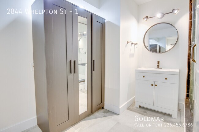 Photo - New Listing in Vibrant Ford City Unité 1